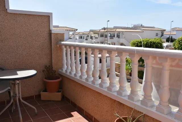 Fantastico adosado con plaza de garaje, trastero y piscina comunitaria — 29
