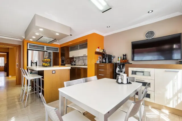 Impresionante villa de 620 metros con piscina, sotano, bodeg - foto 4