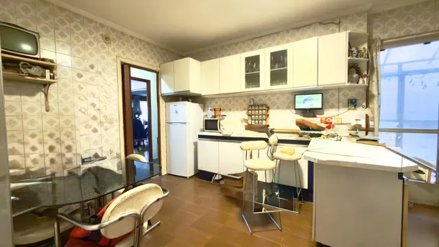 Se vende piso en el centro para reformar con ascensor 4 habitacione, 2 baños y garaje — 17