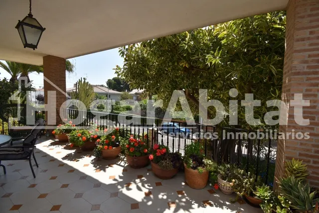 VILLA de 2 alturas con JARDÍN y PISCINA — 23