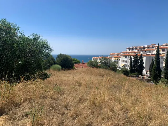 ¡Inversión con Vistas Eternas al Mar! Parcela de 4.363 m2 en Benalmádena (Sector SP-18), junto a Holiday World — 4