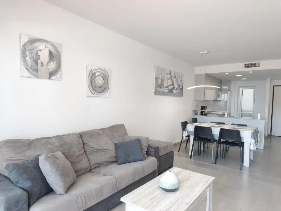 Amplio apartamento de 3 dormitorios a 600 metros de la playa y servicios
