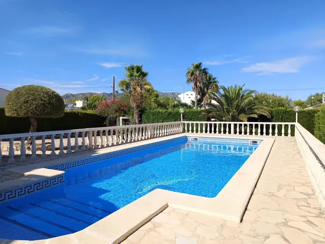 Villa tipo ibicenco con piscina y vistas al mar y a la monta