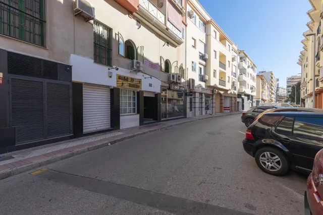Local comercial 300m² en venta - Correos — 28