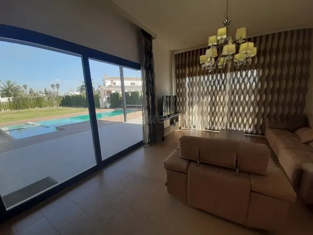 🌴 Villa de lujo con piscina y jardín en alquiler
