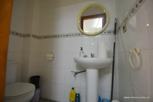 ¡¡ GRAN OPORTUNIDAD PARA NEGOCIO !! Local en entresuelo próximo al Colegio Santo Domingo en Orihuela, 30 m2. construidos, ideal para despacho de Abogado y/o Procurador. — 6