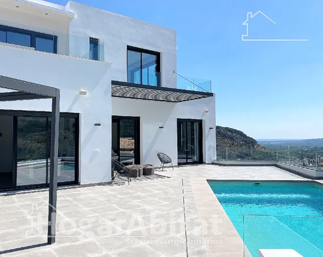 CHALET SEMINUEVO CON PISCINA, GARAJE Y VISTAS DESPEJADAS — 8