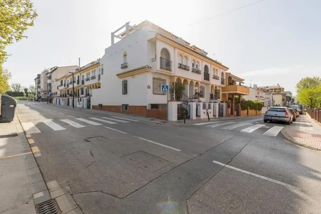 BONITA Y AMPLIA CASA ADOSADA DISPONIBLE EN MARACENA!! — 7