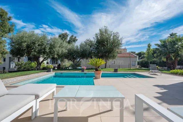 Casa moderna de una sola planta con gran jardín y piscina a  - foto 2