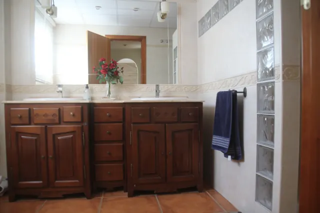 se vende casa adosada en el centro a tan solo 150 metros de la playa — 18