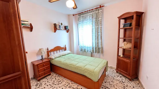 ¡estupendo piso con balcón y ascensor junto a plaza de los jardinillos! — 17