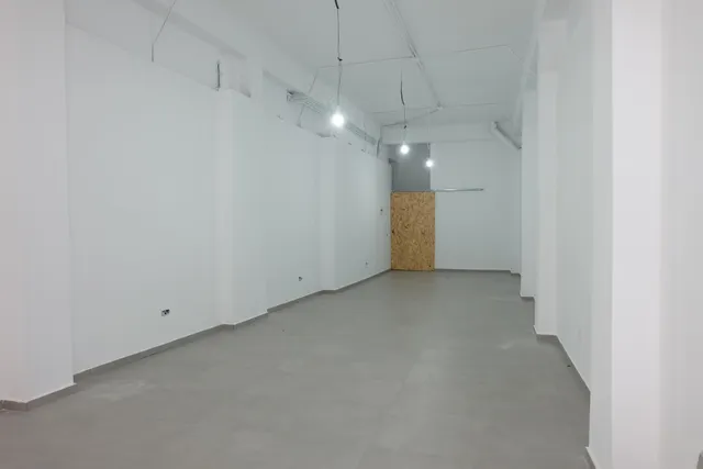Local comercial muy amplio situado en la Calle Cardenal Benlloch. — 10