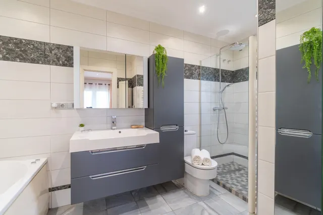 Maravillosa villa de una sola planta (aprox. 161 m2) con gran piscina privada. Cerca de colegios, del La Zenia Boulevard, ¡y a tan solo 15 minutos a pie de Playa Flamenca! — 42