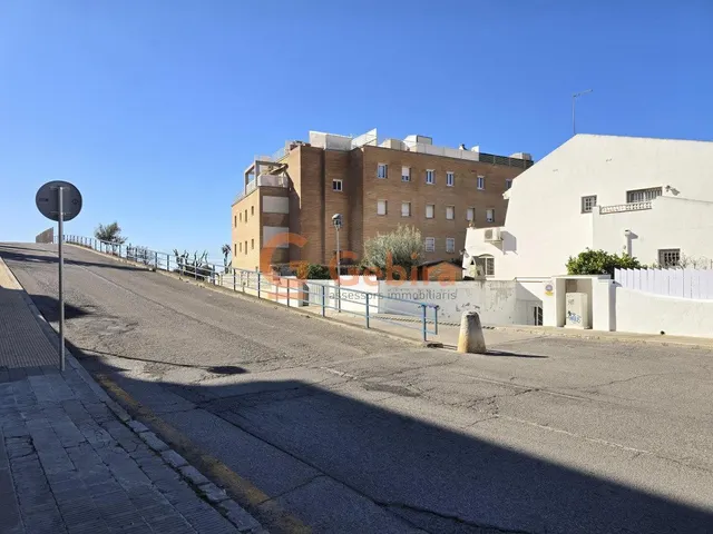PLAZA DE PARQUING EN EL CENTRO DEL PUEBLO — 6