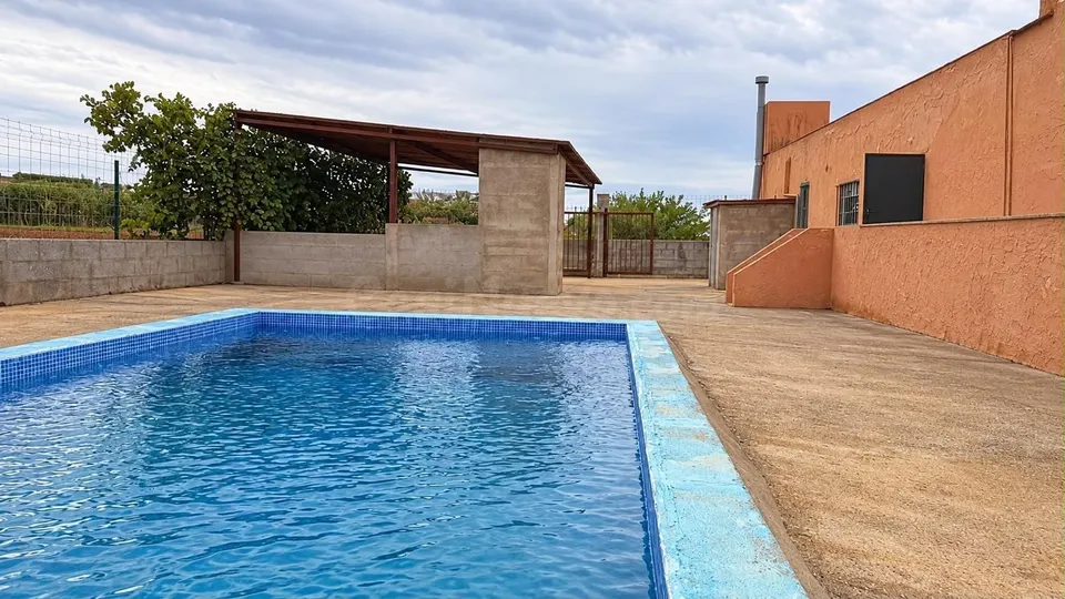 Casa con jardín y piscina en la pera – vivienda y negocio en un mismo lugar