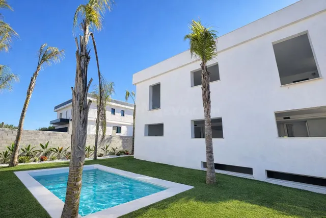 Chalet pareado moderno con piscina privada y semisótano en A