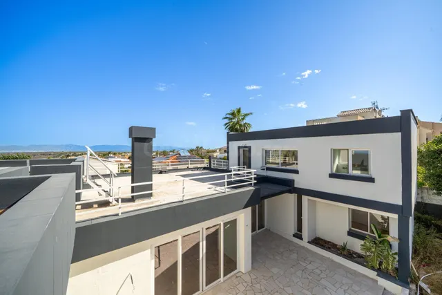 Exclusivo chalet completamente reformado con vistas al mar en Bahía Azul — 23