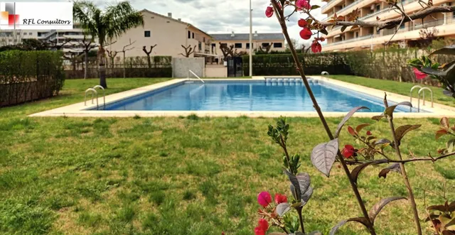APARTAMENTO EN PRIMERA LINEA EN URBANIZACION CON PISCINA !!! - foto 2