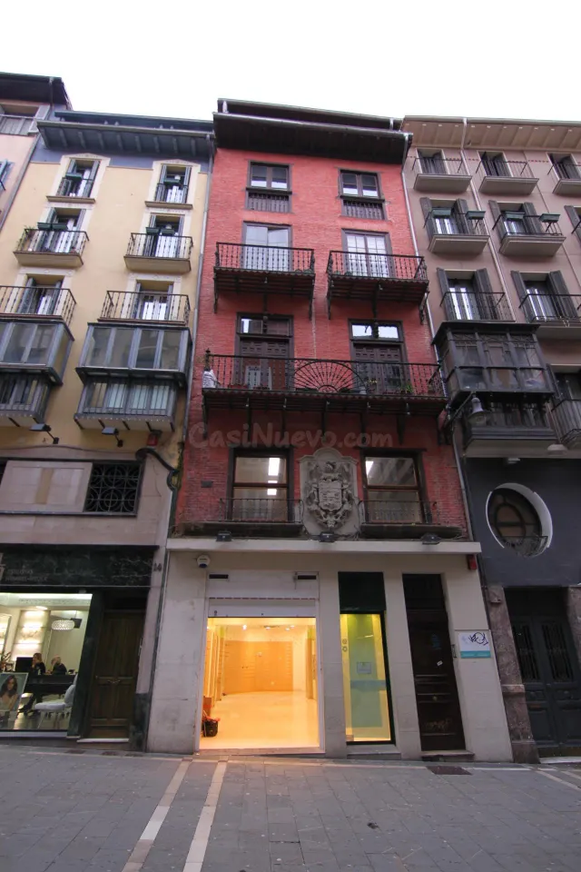 Ekiser vende edificio en el casco histórico, calle Chapitela