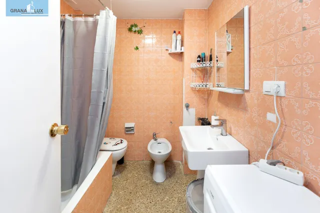 Venta de piso de 4 dormitorios y 2 baños en Granada (Zona Centro) — 16