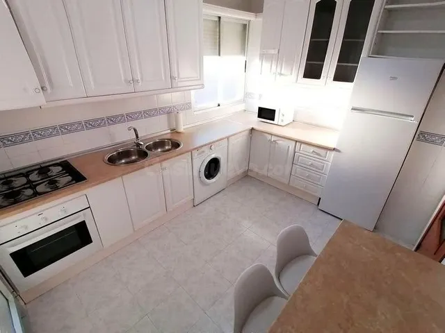 Piso de 4 Dormitorio y 2 Baños - Garaje coche y moto Opciona - foto 4