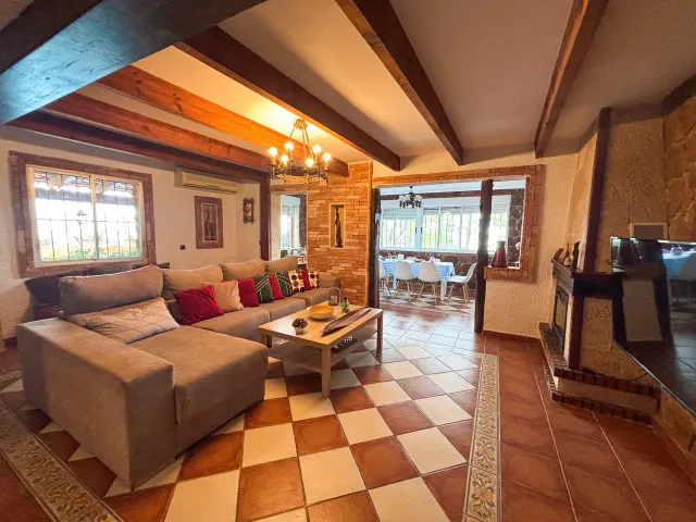 Villa de 6 dormitorios y 4 baños en Jacarilla (Alicante) — 6