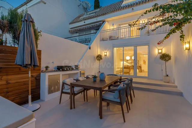 Adosado en venta con 4 dormitorios, 4 baños, piscina privada - foto 2
