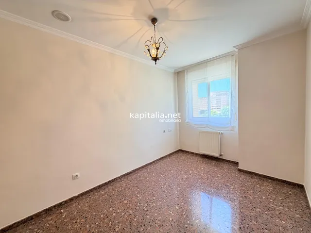 Piso con vistas en urbanización con piscina — 19