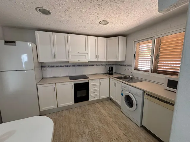 Elegante Dúplex Vacacional con Piscina y Terraza — 13