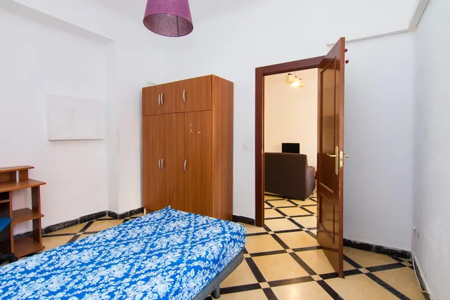 Por debajo de la Plaza Trinidad, a un paso de Facultad de Traductores, Derecho, Escuela de Arte y Oficios. Actualmente 6 estancias(incluido el salón). un cuarto de baño, un aseo, cocina. Techos Alto — 18