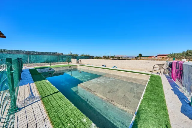 Casa con terreno y piscina en Churriana de la vega — 30