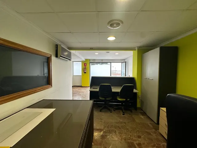Local comercial con oficinas y zona de trabajo — 7