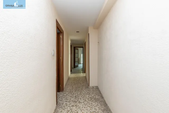 Piso en esquina con terraza y vistas a Plaza Mariana Pineda, Granada — 9