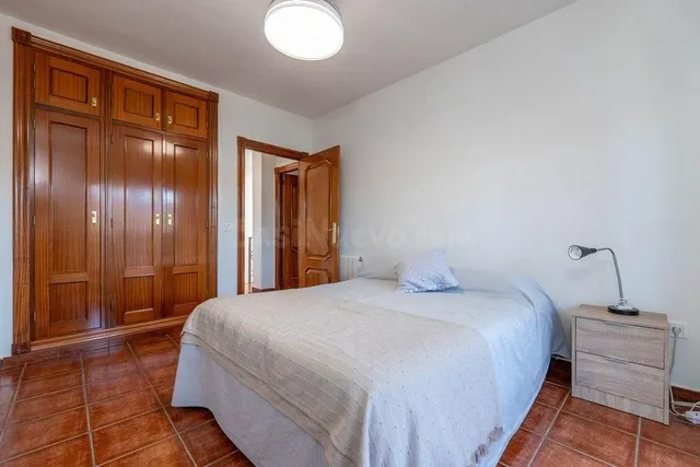 Chalet en esquina de 4 Dorm. en Otura — 53