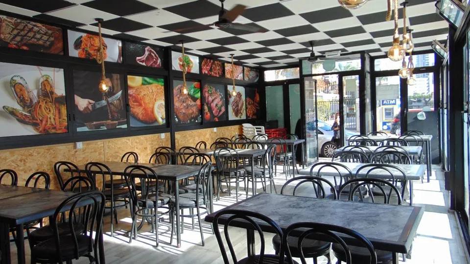 Totalmente reformado local comercial, funcionado como restaurante en zona turística en Levante.