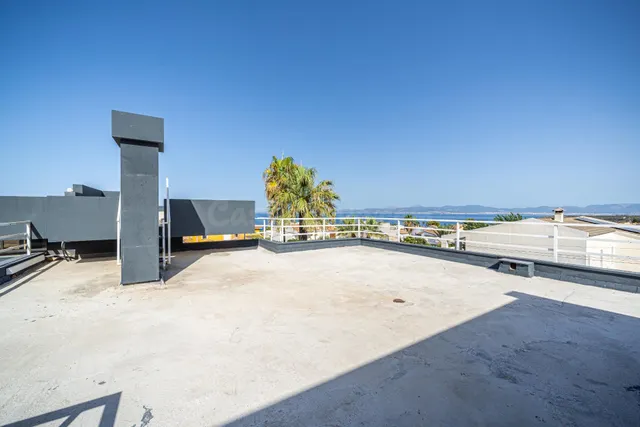 Exclusivo chalet completamente reformado con vistas al mar en Bahía Azul — 22
