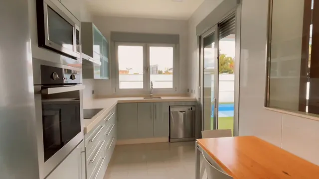 Villa independiente de dos plantas con solárium y piscina privada. — 10