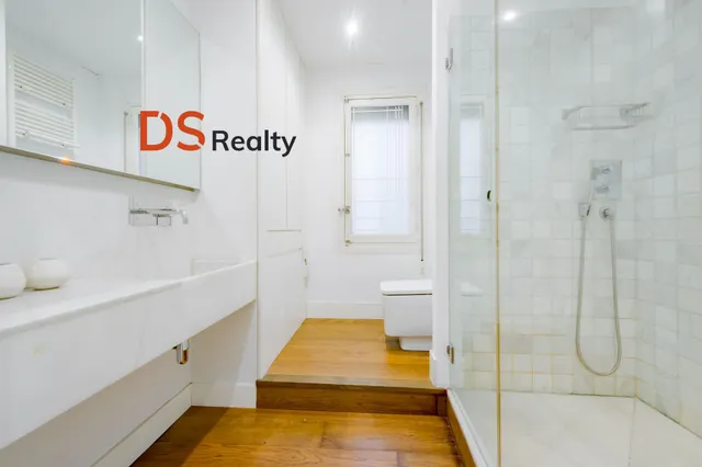 Ds realty presenta | vivienda exterior con tres balcones y terraza frente al templo de debod — 15