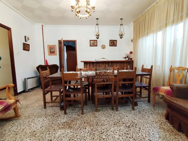 SE VENDE CHALET EN PARCELA URBANA EN LA ROMANA — 35
