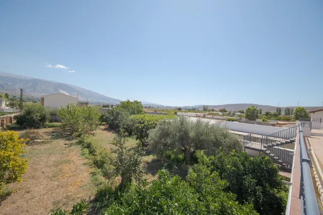 GRAN PARCELA CON VIVIENDA UNIFAMILIAR, 3 APARTAMENTOS, PISCINA Y VISTAS PANORÁMICAS EN PADUL (GRANADA) — 1.430 m2 DE TERRENO — 10