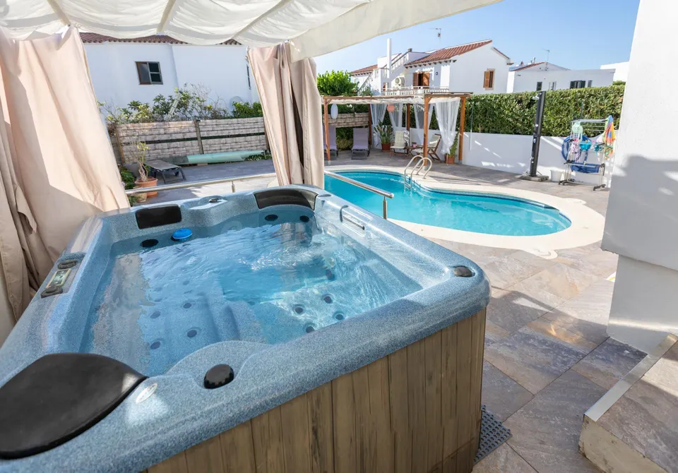SEMI ADOSADO CON PISCINA Y JACUZZI EN PORT D'ADDAIA