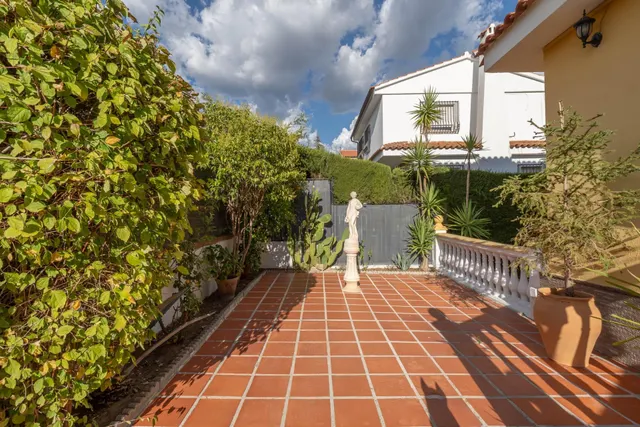 CHALET CON PISCINA Y JARDÍN A SOLO 10 MINUTOS DE GRANADA — 12