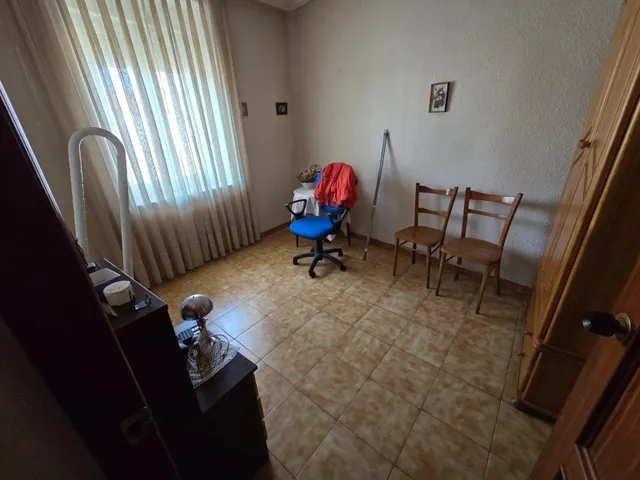 SE VENDE CASA EN VALENCIA DE DON JUAN, 2 PLANTAS, 5 HAB., 2 COCINA, BAÑO, ASEO, PATIO, COCHERA. — 33