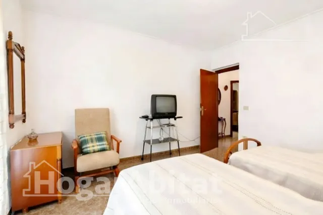 AMPLIA CASA CON TERRAZA Y 7 DORMITORIOS — 12