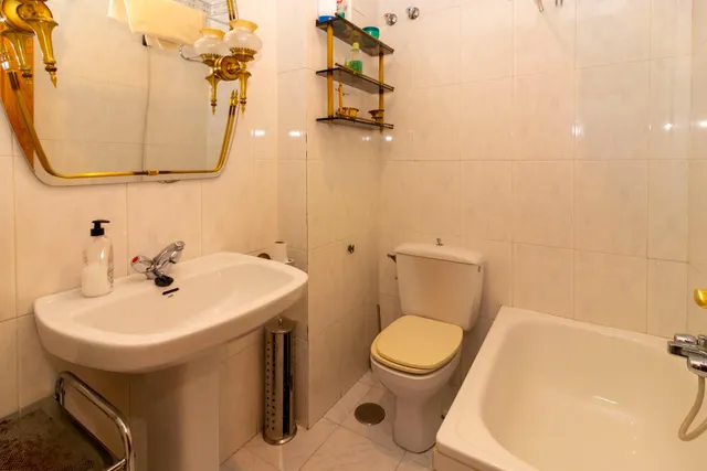 PISO EN CASCO ANTIGUO DE TRES DORMITORIOS, DOS BAÑOS,GARAJE Y TRASTERO. — 14