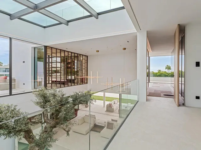 Sofisticada villa con vistas al mar en la Milla de Oro, Marbella — 24