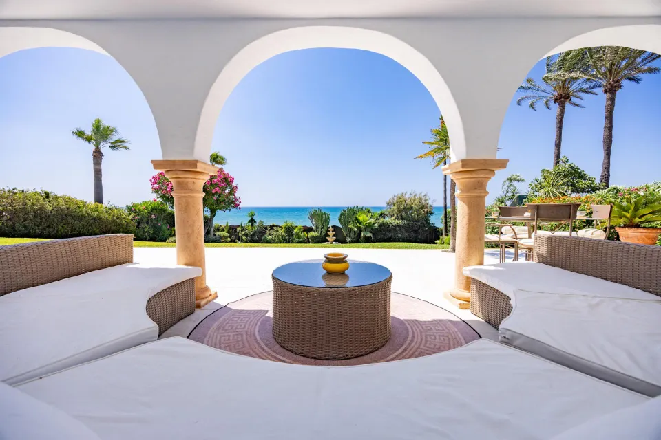 ESPECTACULAR VILLA DE LUJO EN ALQUILER EN 1ª LÍNEA DE PLAYA DE CABOPINO CON MARAVILLOSAS VISTAS AL MAR