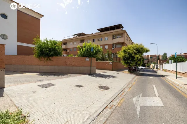ESPECTACULAR VIVIENDA ADOSADA DE 4 DORMITORIOS CON SÓTANO, TERRAZAS Y PATIO EN GRANADA — 27