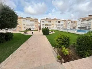 Acogedor Apartamento de 2 habitaciones con Piscina Comunitaria en Alquiler — 20