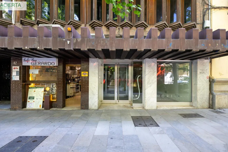 Local comercial con casi 1000 m2 en plena Gran via de Granada. Oportunidad única y exclusiva